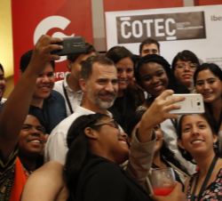 Su Majestad el Rey con los jóvenes emprendedores universitarios iberoamericanos participantes en el Manifiesto de Cotec