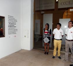 Su Majestad el Rey durante su visita a la exposición “Blas de Lezo y la Defensa de Cartagena de Indias”, observa un cuadro del almirante e