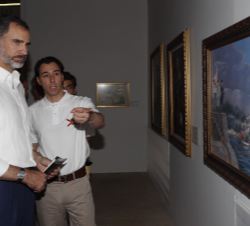 Su Majestad el Rey durante su visita a la exposición “Blas de Lezo y la Defensa de Cartagena de Indias”, atiende a las explicaciones del p