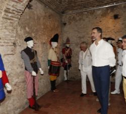 Su Majestad el Rey observa unos trajes de época durante su visita a la exposición “Blas de Lezo y la Defensa de Cartagena de Indias”