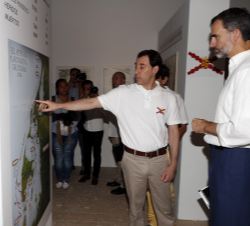 Don Felipe durante su visita a la exposición “Blas de Lezo y la Defensa de Cartagena de Indias”, atiende a las explicaciones del president