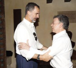 Su Majestad el Rey recibe el saludo del Presidente de la República de Colombia, Juan Manuel Santos, a su llegada a Casa del Marqués de Valdehoyos, sed