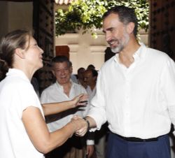 Su Majestad el Rey recibe el saludo de la esposa del Presidente de la República de Colombia, a su llegada a Casa del Marqués de Valdehoyos, sede de la