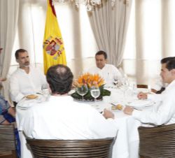 Don Felipe durante el almuerzo con el Presidente de los Estados Unidos Mexicanos, Enrique Peña Nieto al que también asistió por parte española el mini