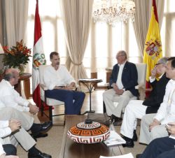 Su Majestad el Rey durante el encuentro con el Presidente de la República del Perú, Pedro Pablo Kuczynski con las delegaciones de los respectivos país