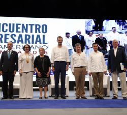 Fotografía de grupo de Su Majestad el Rey con los presidentes iberoamericanos participantes en el XI Encuentro Empresarial Iberoamericano 