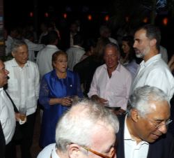Su Majestad el Rey conversa con los Jefes de Estado y de Gobierno asistentes a la Cumbre, momentos antes de la cena ofrecida por el Presidente de Colo