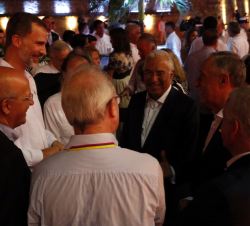 Su Majestad el Rey conversa con los Jefes de Estado y de Gobierno asistentes a la Cumbre, momentos antes de la cena ofrecida por el Presidente de Colo