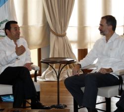 Su Majestad el Rey durante el encuentro con el Presidente de la República de Guatemala, Jimmy Morales
