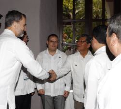 Su Majestad el Rey recibe el saludo de los presidentes de los países centroamericanos, momentos antes del almuerzo ofrecido por Don Felipe
