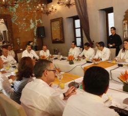 Su Majestad el Rey durante el desayuno de trabajo que ofreció a los presidentes de los países centroamericanos