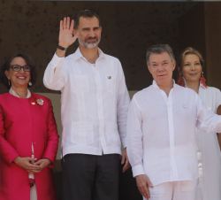 Su Majestad el Rey junto al Presidente de Colombia, su esposa y la Secretaria General Iberoamericana, saluda a su llegada a la primera sesión de la XX
