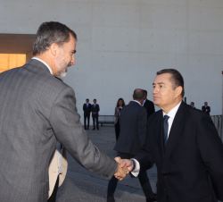 Su Majestad el Rey recibe el saludo del delegado del Gobierno en Andalucía, Antonio Sanz