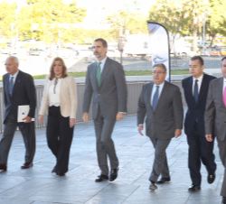 Don Felipe a su llegada al Palacio de Congresos y Exposiciones de Sevilla - FIBES II