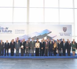 Fotografía de grupo de Su Majestad el Rey junto a miembros, antiguos miembros y consejo de Dirección del Patronato de la Fundación San Telmo