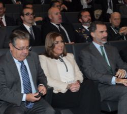 Don Felipe, junto a la presidenta de la Junta de Andalucía, en los prolegómenos del acto
