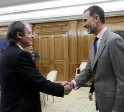 Su Majestad el Rey recibe el saludo del presidente de la Fundación Princesa de Girona, Francisco Belil