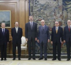 Su Majestad el Rey junto al Ministro de Estado de Relaciones Exteriores de la República Federativa de Brasil, José Serra y las autoridades presentes e