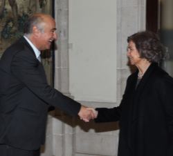 Su Majestad la Reina Doña Sofía recibe el saludo del Secretario de Estado de Cultura, Fernando Benzo