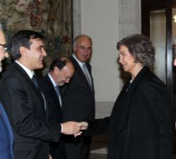 Su Majestad la Reina Doña Sofía recibe el saludo del Secretario de Estado de Relaciones con las Cortes, José Luis Ayllón