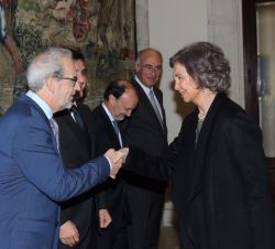 Su Majestad la Reina Doña Sofía recibe el saludo del Rector magnífico de la Universidad de Salamanca, Daniel Hernández Ruipérez