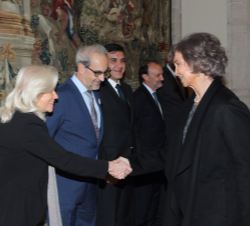 Su Majestad la Reina Doña Sofía recibe el saludo de la Secretaria del jurado, María Esther Martínez Quinteiro