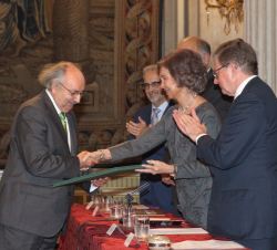 Su Majestad la Reina Doña Sofía entrega el premio a Antonio Colinas