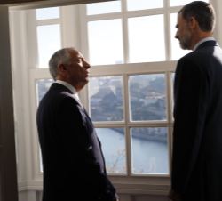 Don Felipe conversa con el Presidente de Portugal antes del almuerzo