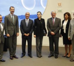 Fotografía de grupo de Sus Majestades los Reyes con el presidente de Portugal, el ministro de Asuntos Exteriores y de Cooperación y miembros de la Fun