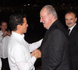 Su Majestad el Rey Don Juan Carlos recibe el saludo del Presidente de México, Enrique Peña Nieto, a su llegada a la Plaza de la Revolución