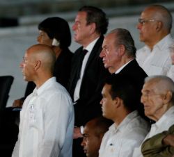 Su Majestad el Rey Don Juan Carlos en la grada junto a los jefes de delegación extranjeros en la Plaza de la Revolución