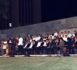 Su Majestad el Rey Don Juan Carlos en la grada junto a los jefes de delegación extranjeros en la Plaza de la Revolución 