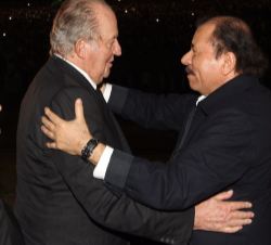 Su Majestad el Rey Don Juan Carlos recibe el saludo del presidente de la República Nicaragua, Daniel Ortega, a su llegada a la Plaza de la Revolución