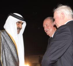Su Majestad el Rey Don Juan Carlos conversa con Su Alteza Hamad Bin Khalifa Al Thani, padre del Emir del Estado de Qatar y con el gobernador general d