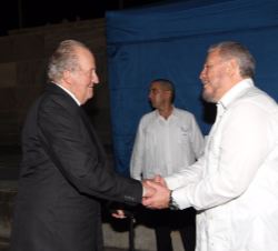 Su Majestad el Rey Don Juan Carlos recibe el saludo del hijo de Fidel Castro, Fidel Castro Díaz-Balart, a su llegada a la Plaza de la Revolución 