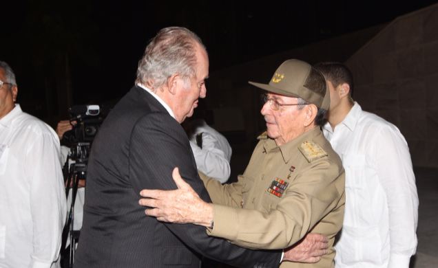 Su Majestad el Rey Don Juan Carlos recibe el saludo del Presidente de Cuba, Raúl Castro, a su llegada a la Plaza de la Revolución