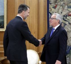 Su Majestad el Rey recibe el saludo del presidente de la Comisión Europea, Jean-Claude Juncker