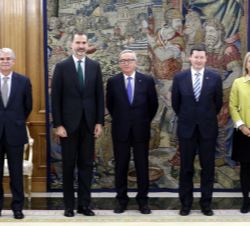 Don Felipe junto al presidente de la Comisión Europea, Jean-Claude Juncker; el Ministro de Asuntos Exteriores y de Cooperación, Alfonso Dastis y perso