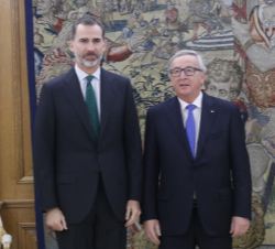 Su Majestad el Rey junto al presidente de la Comisión Europea, Jean-Claude Juncker