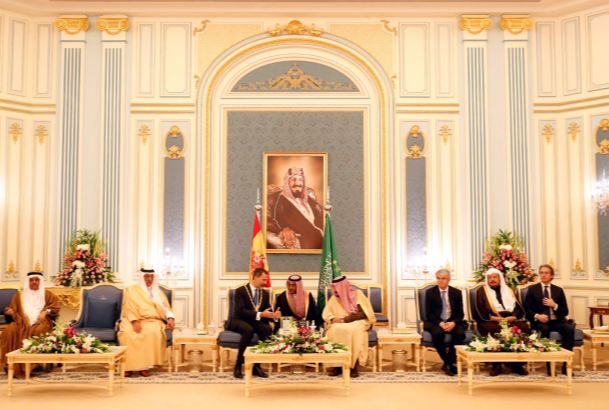 Su Majestad el Rey durante el encuentro mantenido con Su Majestad Salman Bin Abdulaziz Al-Saud, Custodio de las Dos Sagradas Mezquitas y Rey de Arabia Saudí