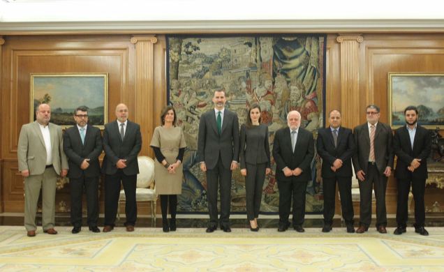 Sus Majestades los Reyes con la Junta Directiva de la Comisión Islámica de España