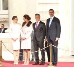 Sus Majestades los Reyes con Sus Excelencias el Presidente de la República Argentina, Mauricio Macri, y la Sra. Juliana Awada