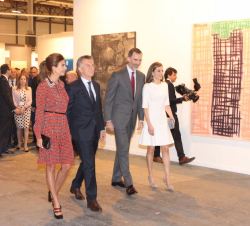 Los Reyes y el Presidente Macri y su esposa durante su recorrido por la feria