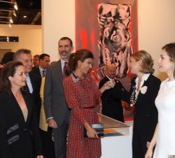 Los Reyes y el Presidente Macri y su esposa durante su recorrido por las galerías argentinas en ARCO