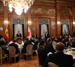 Vista general del salón durante la intervención de Su Majestad el Rey en la cena ofrecida por el Primer Ministro de Japón