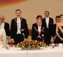Sus Majestades los Reyes y Sus Majestades los Emperadores del Japón momentos antes de la cena