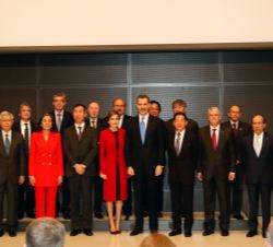 Sus Majestades los Reyes junto los participantes en el acto de presentación de los principales proyectos de cooperación bilateral científica entre España y Japón