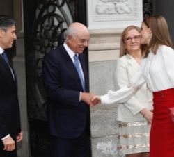 Su Majestad la Reina es recibida por el presidente de BBVA, Francisco González, en presencia de la secretaria de Estado de Economía, y Apoyo a la Empr