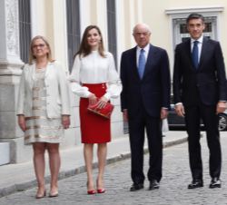 Fotografía de grupo de Su Majestad la Reina junto a la secretaria de Estado de Economía, y Apoyo a la Empresa, Irene Garrido; el presidente de BBVA, F