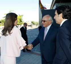 Su Majestad la Reina es recibida por el presidente de la FAD, Ignacio Bayón y el presidente de Telefónica, José María Álvarez-Pallete